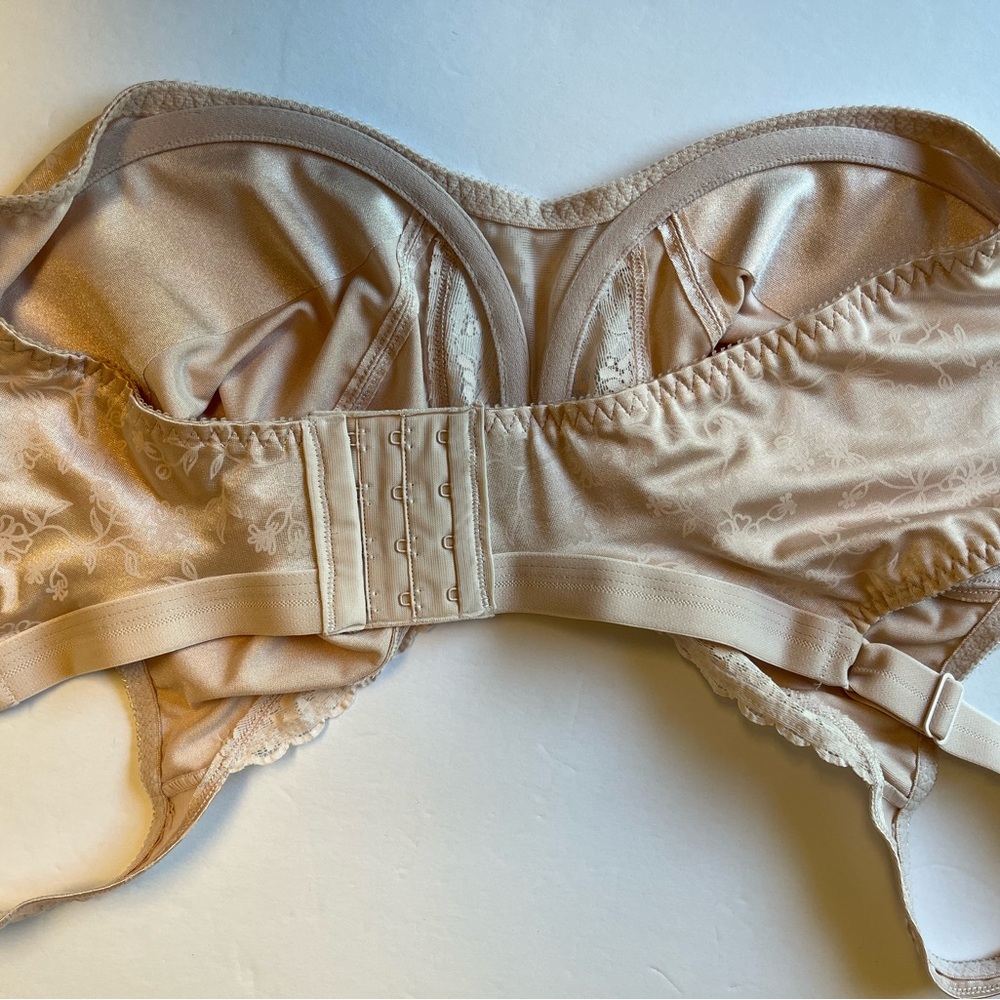 2 PLAYTEX NWT BRAS 42DD ONE CREAM THE OTHER IS BLUSH COLORED OO4